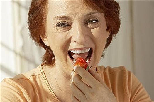 肖像,老年,女人,吃,草莓