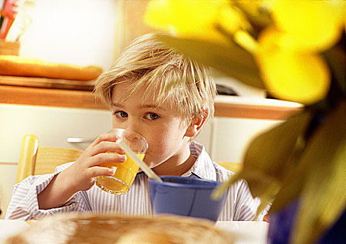 男孩,喝,果汁