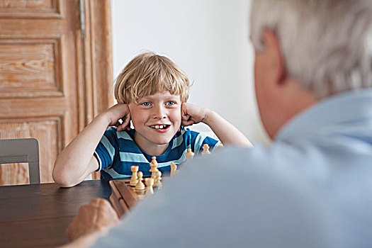 高兴,孙子,玩,下棋,爷爷,在家