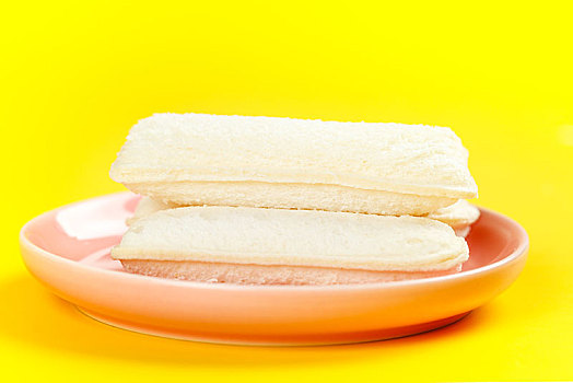 黄底上放着一盘小口袋面包