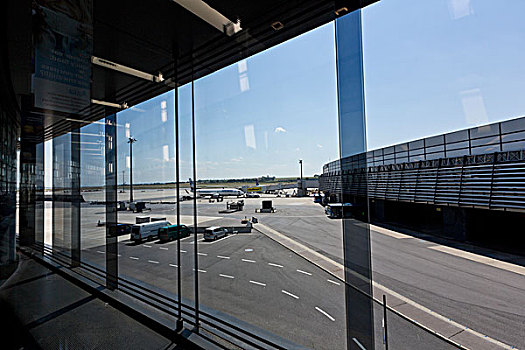 维也纳机场的迹象在奥地利机场大厅内的旅客