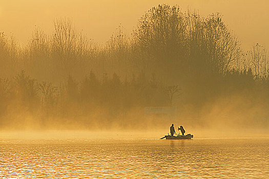 雾中的渔船