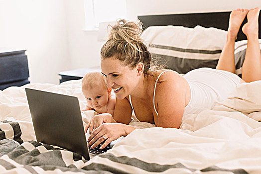 女婴,母亲,躺着,床,看,笔记本电脑