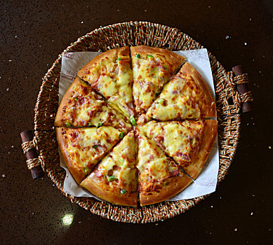传统西餐烤盘中的烤肉披萨