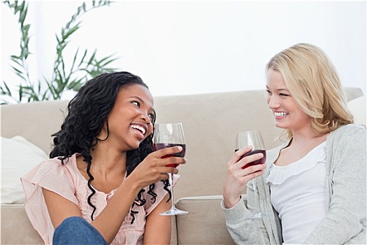 两个女人,坐,地面,交谈,喝,葡萄酒