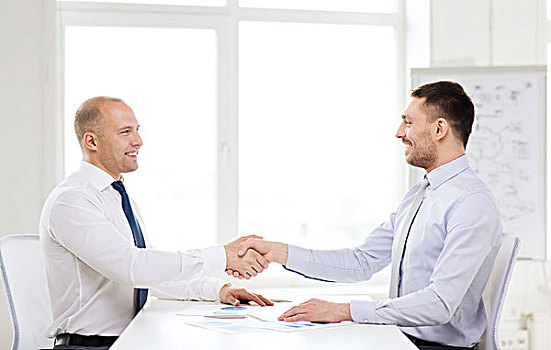 商务,办公室,概念,两个,微笑,商务人士,握手