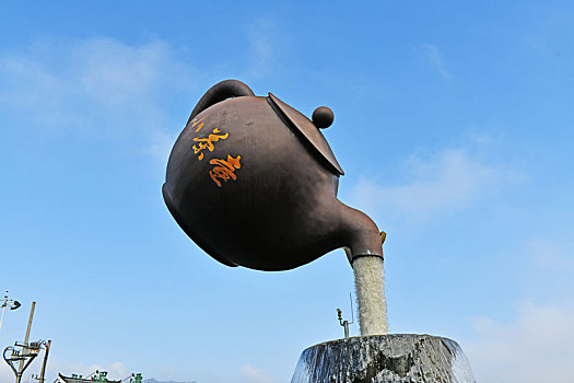 贵州遵义湄潭县城,小茶壶雕塑悬空倒水