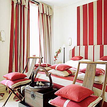 卧室,红色,白色,条纹,枕头,床上用品,帘,墙壁