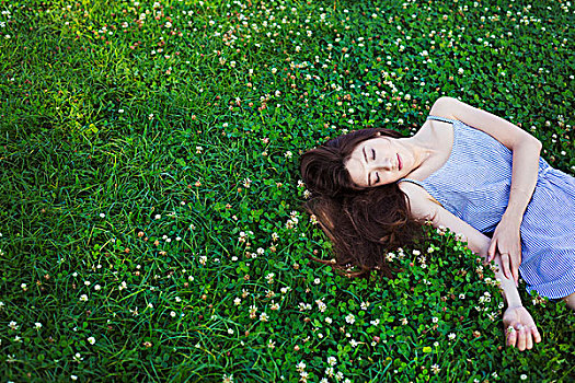 美女,长,棕发,躺着,草坪