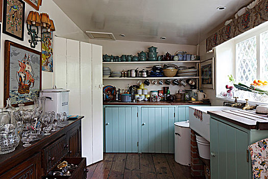内景,历史,屋舍,诺福克,英国,厨房,苍白,青绿色,维多利亚时代风格,餐具柜,遮盖,玻璃器皿