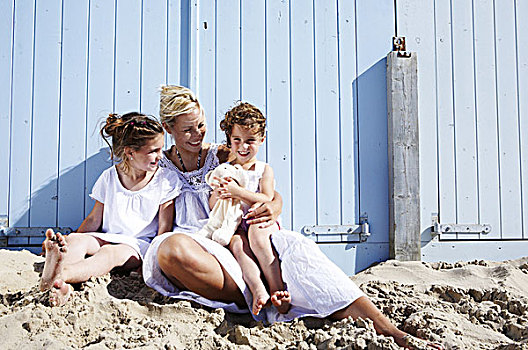 孩子,母子,坐,沙子,正面,海滩小屋