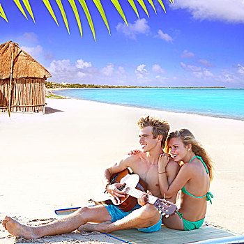 金发,坐,夫妇,坎昆,海滩,沙子,弹吉他,照片