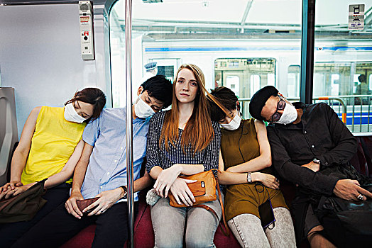 五个人,戴着,防尘口罩,坐,地铁,东京,通勤