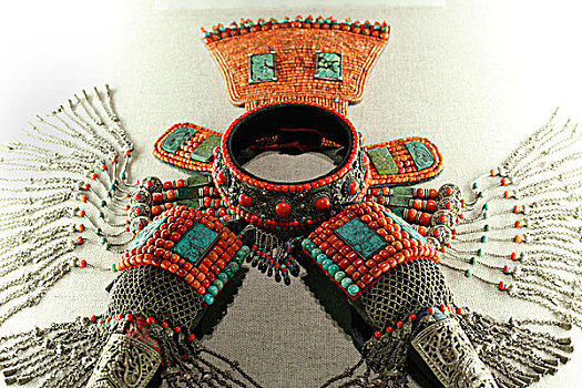 蒙古族镶银饰嵌珊瑚球头面,20世纪上半叶