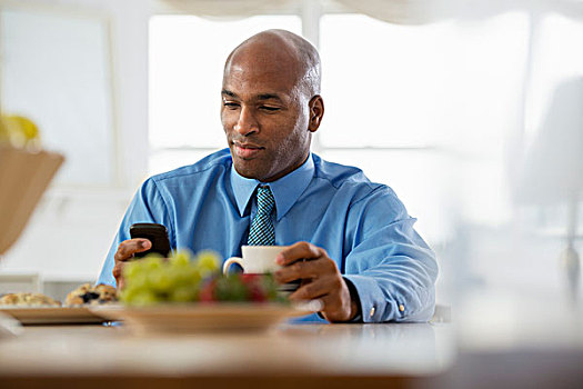 一个,男人,蓝衬衫,坐,早餐吧,机智,电话