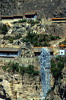 山西省晋中地区介休市绵山自然风景区,建于峭壁上的佛教寺庙