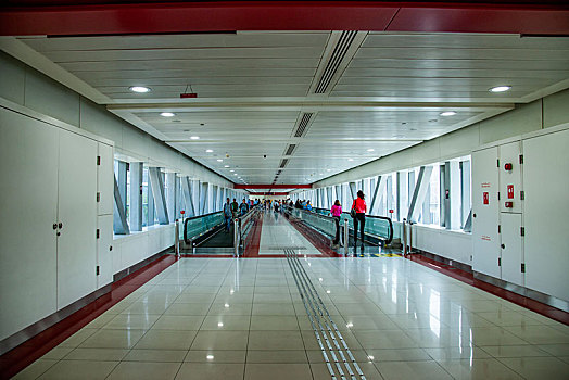 阿联酋迪拜克拉杰索购物中心地铁站天桥通道