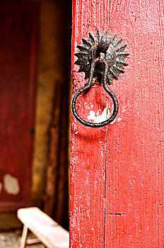 古老的红色木门和铁质门环
