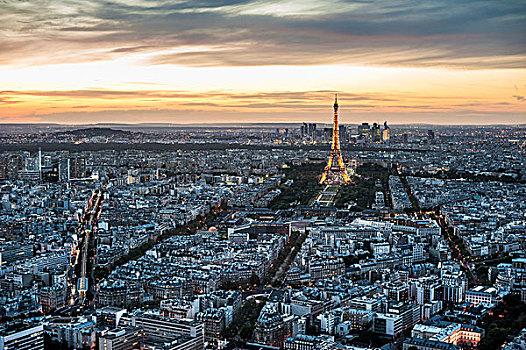 巴黎铁塔的黄昏