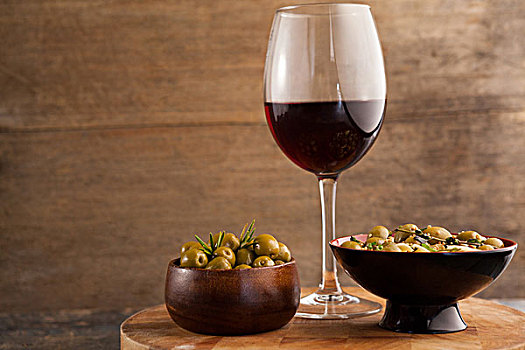 橄榄,碗,葡萄酒杯,桌上,木墙