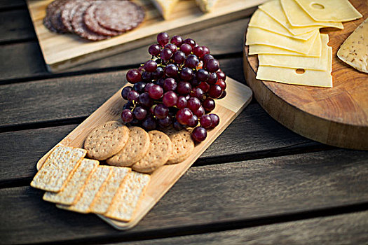 红葡萄,饼干,奶酪,木桌子,俯拍