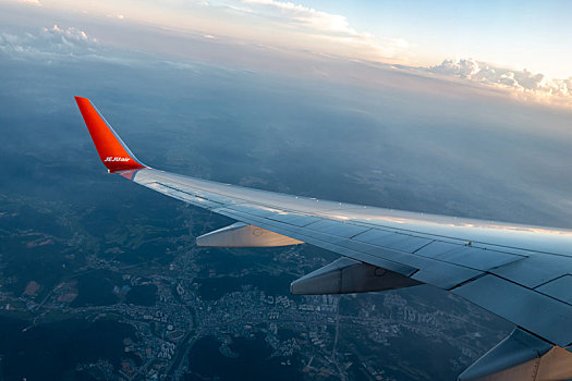 从济州航空客机的机翼看天空的黄昏景观