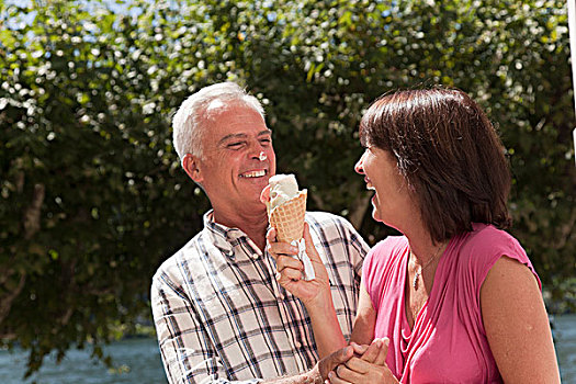 老年,夫妻,分享,冰淇淋蛋卷
