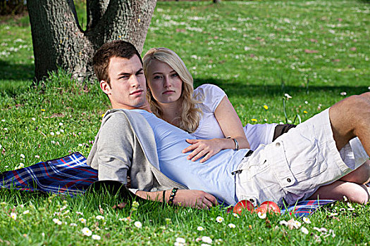 年轻,情侣,躺着,野餐毯,公园,春天