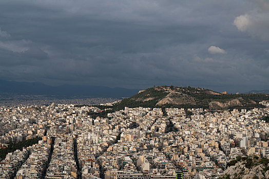 希腊雅典城市景观和远处的山