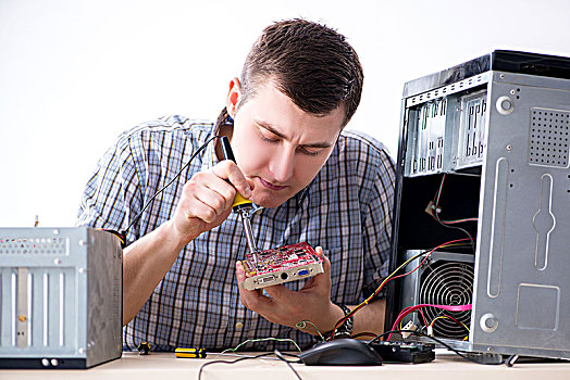 年轻,技术人员,修理,电脑,工作间