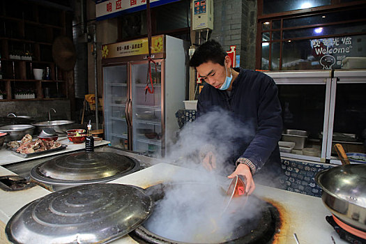 山东省日照市,小年迎来初雪,市民雪中漫步东夷小镇