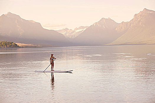 女人,独木舟,麦克唐纳湖,冰川国家公园,蒙大拿,美国