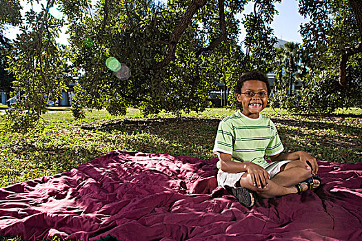 肖像,美国黑人,男孩,坐,毯子,公园