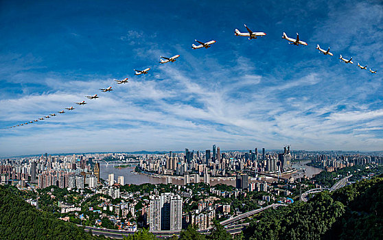 中国东方航空的飞机正飞越重庆市上空