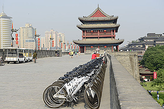 西安城墙上的一列单车,陕西西安