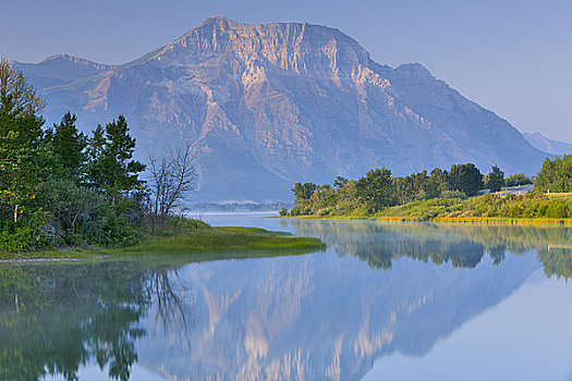 反射,山峦,水中,沙发,山,湖,瓦特顿湖国家公园,艾伯塔省,加拿大