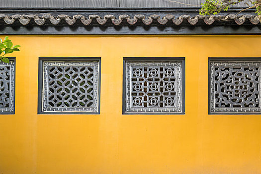 中国江苏省镇江金山寺黄色漏窗围墙