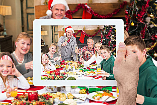 合成效果,图像,握着,平板电脑,大家庭,祝酒,圣诞晚餐