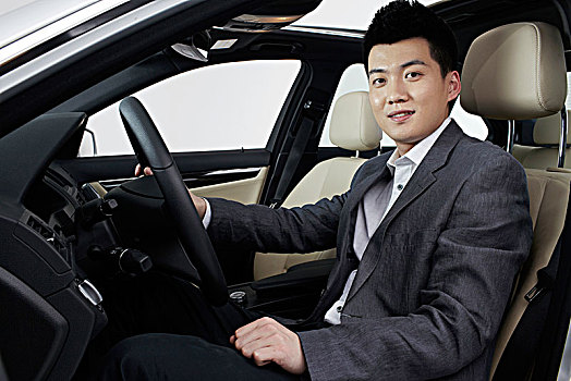 亚洲商务男士的汽车生活
