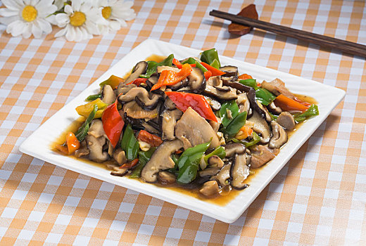 中式家常菜肴青红椒炒香菇