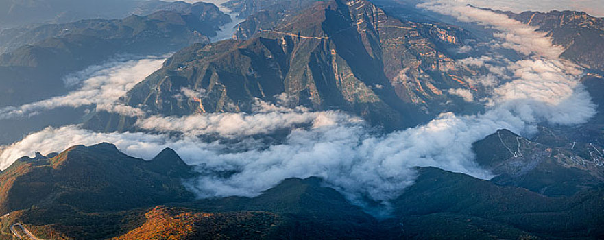 重庆巫山三峡云海红叶