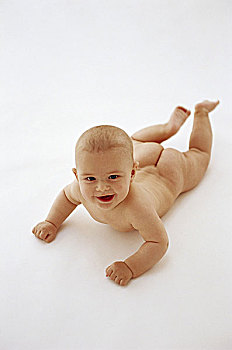 婴儿,裸露,愉悦,俯卧姿势,孩子,幼儿,7个月,全身,微笑,休息,成长阶段,学习过程,移动