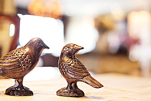 两个,铜,鸟,桌子