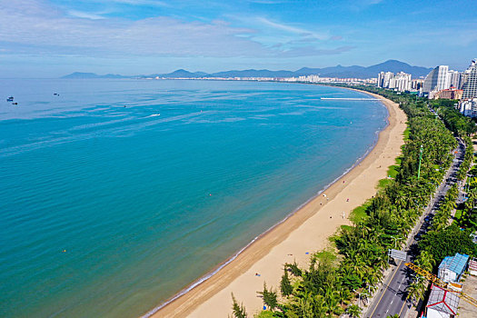 航拍海南三亚湾旅游度假区海水浴场椰林沙滩