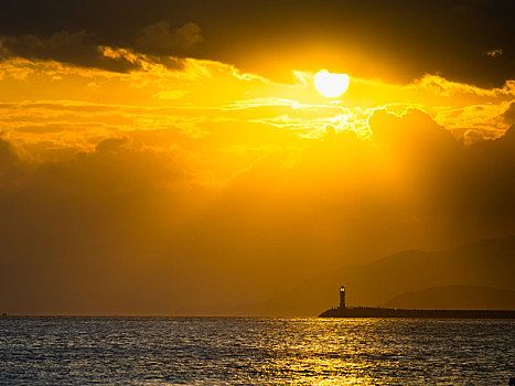 傍晚夕阳落日海南万宁神州半岛远眺灯塔