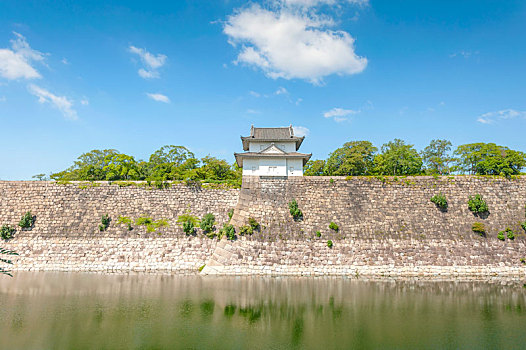 日本三大历史名城之一大阪城的城楼,城墙与护城河