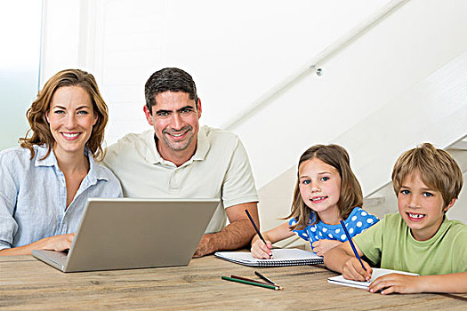 父母,笔记本电脑,孩子,上色,桌子