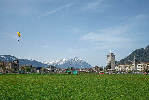 瑞士度假胜地因特拉肯风光美景－雪山草地,蓝天白云