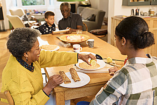 祖母,孙女,吃饭,薄煎饼,餐桌