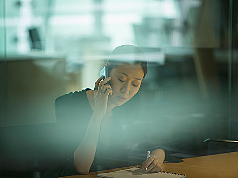 职业女性,交谈,手机,办公室